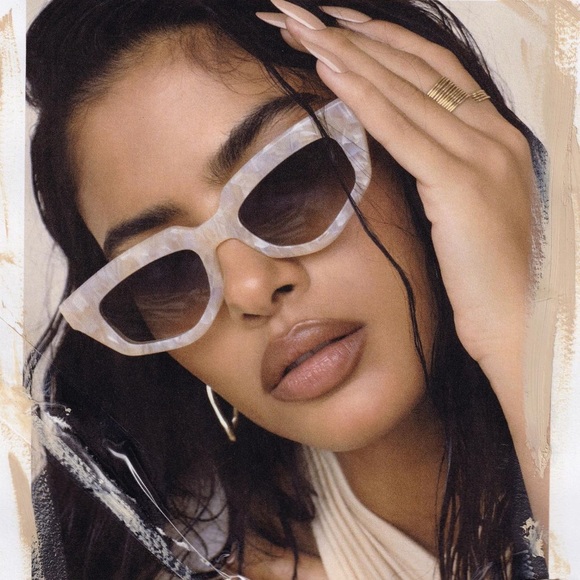 dezi Accessories - Dezi Sunglasses On Read